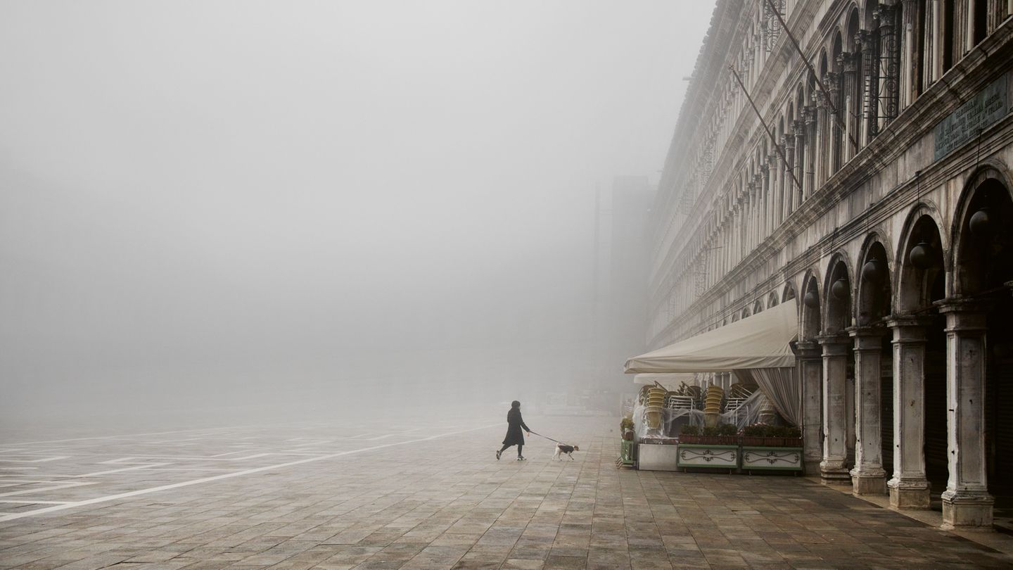 Marktplatz bei Nebel