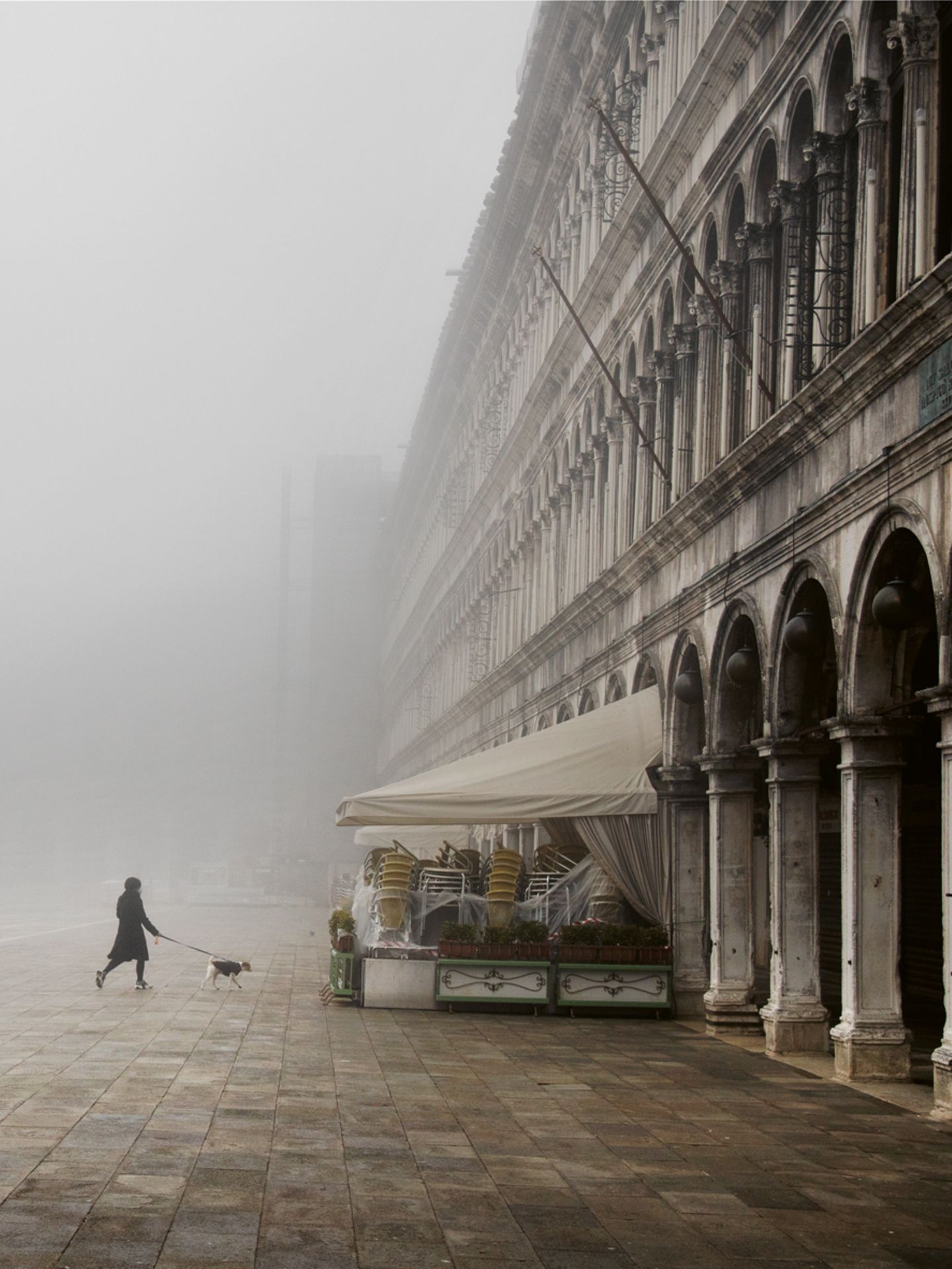 Marktplatz bei Nebel