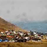Dorf mit bunten Häusern im Tal