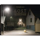 Schlechtes Wetter in seiner schönsten Form entdecken Sie in Christophe Jacrots Bildband "Lost in the Beauty of Bad Weather" (erschienen im teNeues Verlag). Der französische Fotograf fängt darin die Magie von Regen, Schnee und Nebel ein und verwandelt alltägliche Straßen- und Stadtszenen in poetische Momente