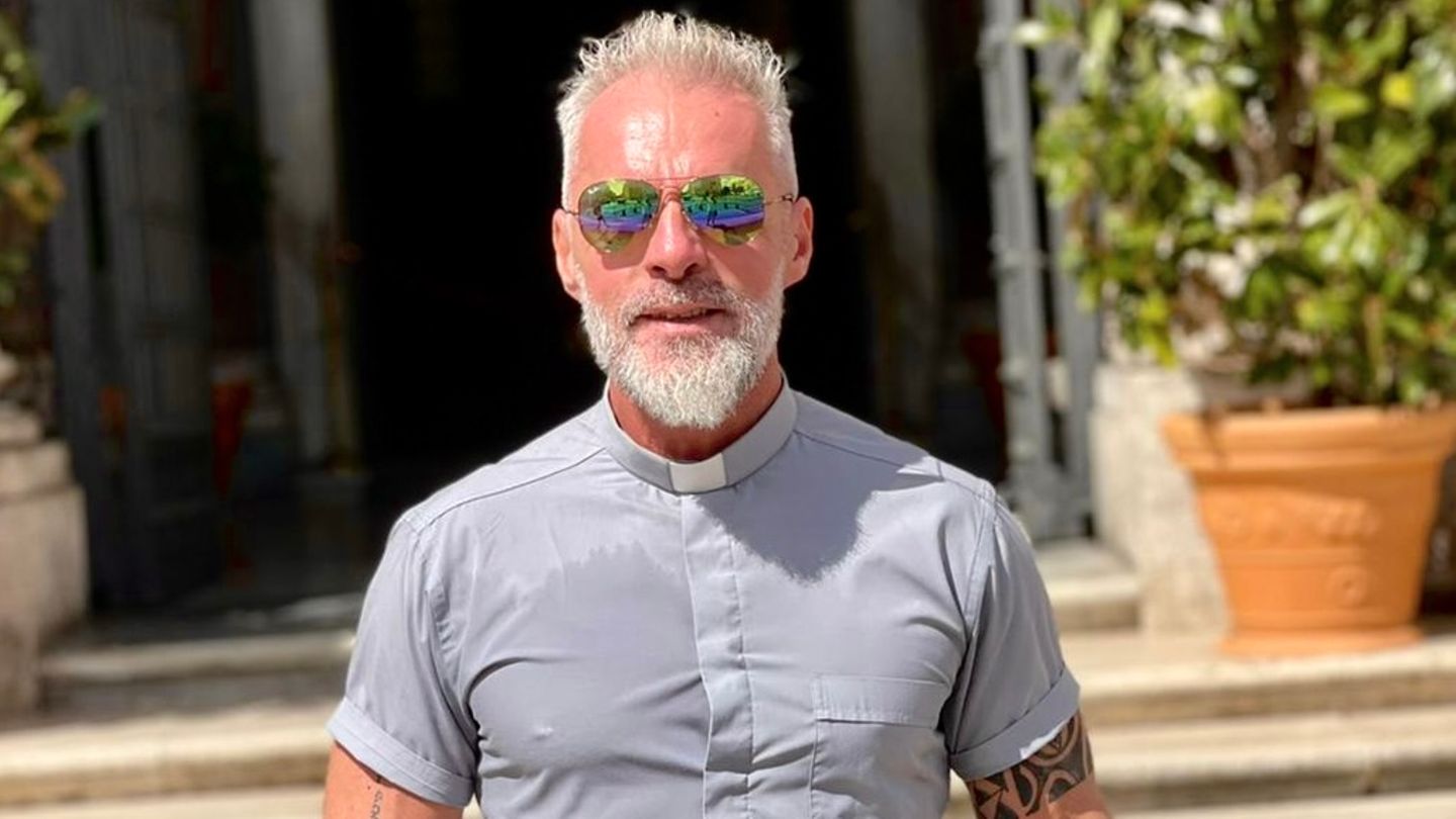 Der Priester-Influencer Pater Giuseppe Fusari posiert in der Sonne.
