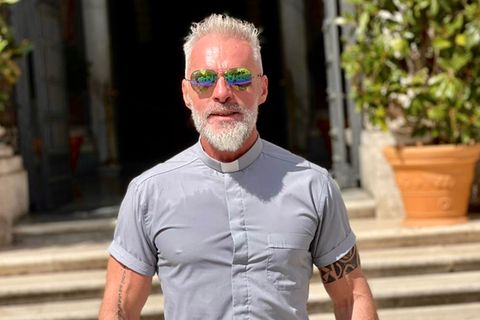 Der Priester-Influencer Pater Giuseppe Fusari posiert in der Sonne.
