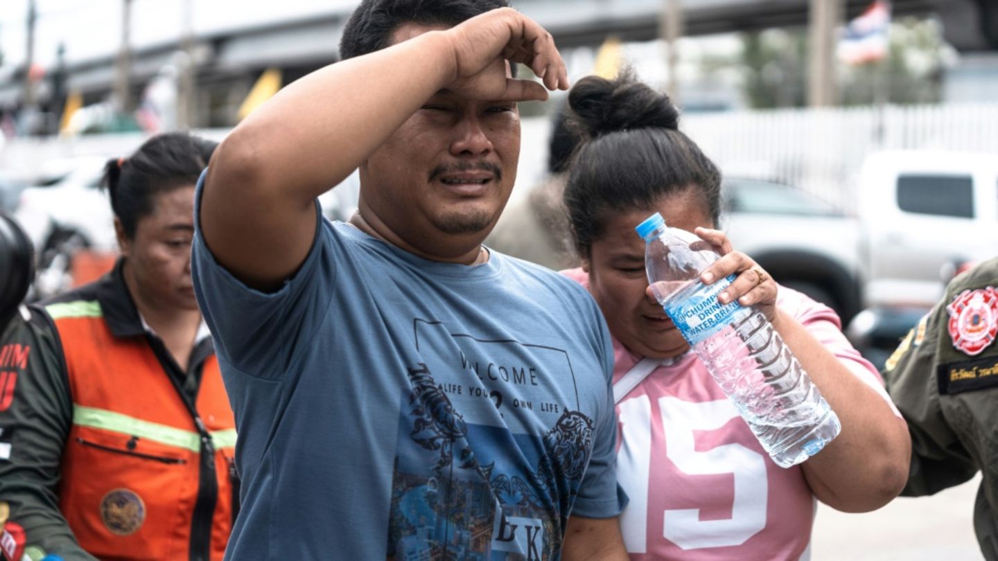 Weinende Angehöriges eines Opfers in Bangkok
