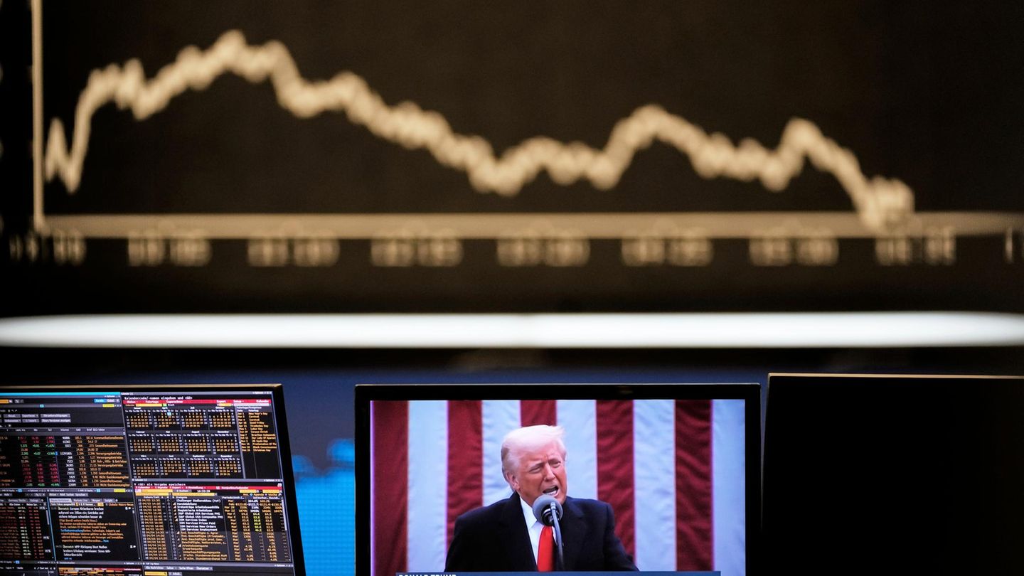 Trump ist auf einem Fernsehbildschirm in der Frankfurter Börse zu sehen