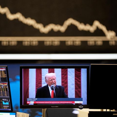 Trump ist auf einem Fernsehbildschirm in der Frankfurter Börse zu sehen