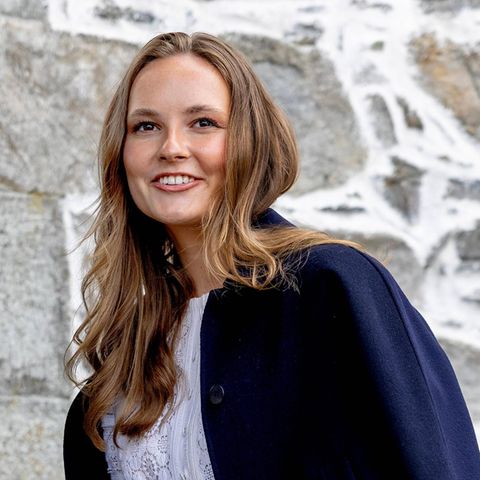 Prinzessin Ingrid Alexandra im Portrait. Sie hat lange braue Haare und trägt ein blaues Oberteil