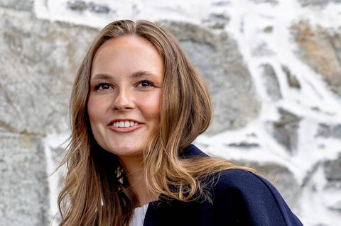 Prinzessin Ingrid Alexandra im Portrait. Sie hat lange braue Haare und trägt ein blaues Oberteil