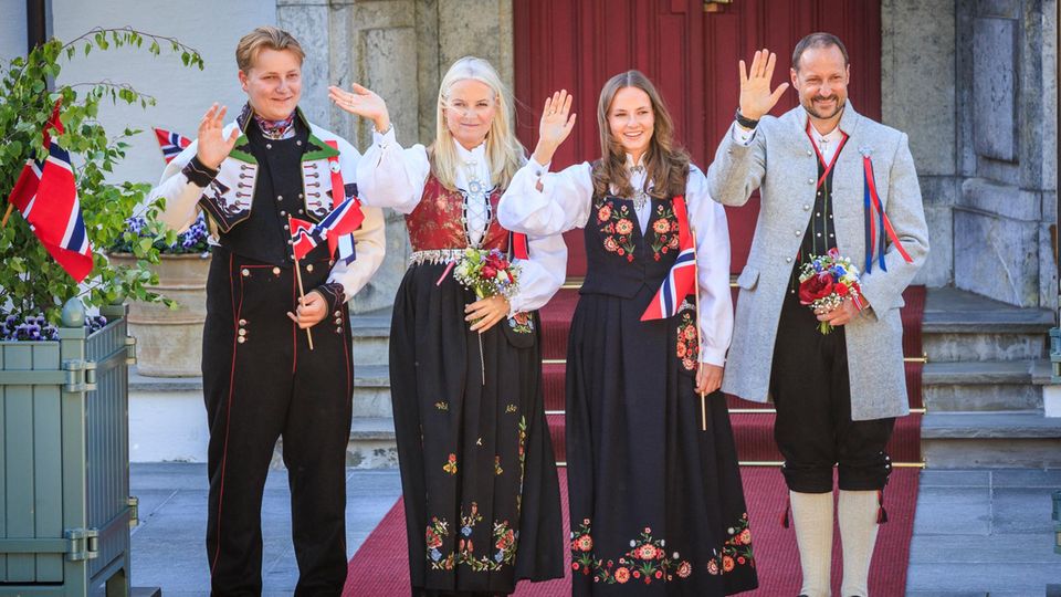 Die Familie des norwegischen Kronprinzen winkt in Trachten am Nationalfeiertag