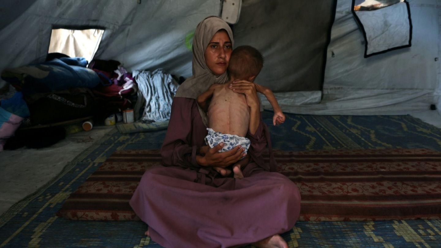Die 31-jährige Hidaya mit ihrem von Mangelernährung betroffenen Kind im Gazastreifen