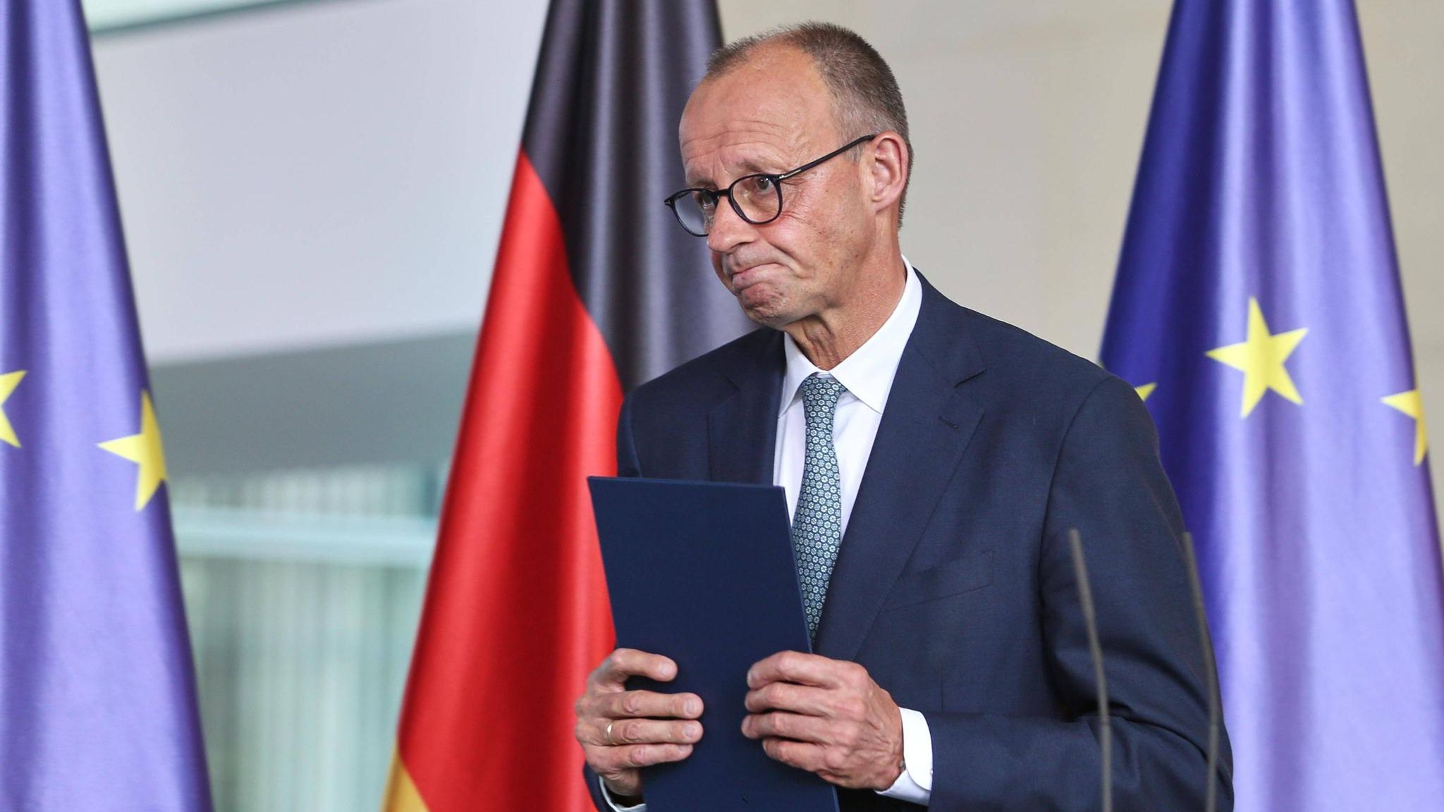 Bundeskanzler Friedrich Merz beendet eine Pressekonferenz im Kanzleramt