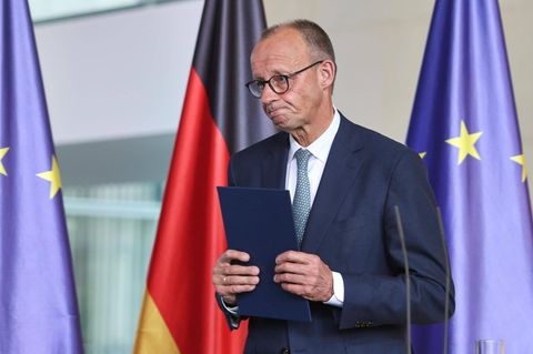 Bundeskanzler Friedrich Merz beendet eine Pressekonferenz im Kanzleramt