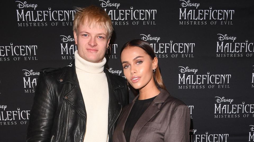 Marius Borg Høiby 2019 mit seiner damaligen Freundin Juliane Snekkestad bei einer Filmpremiere
