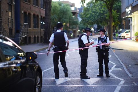 Polizeibeamte am Tatort in Long Lane, Southwark, Südlondon, wo vier Menschen niedergestochen wurden