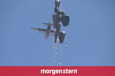 Ein Flugzeug wirft humanitäre Hilfe über dem Gazastreifen ab