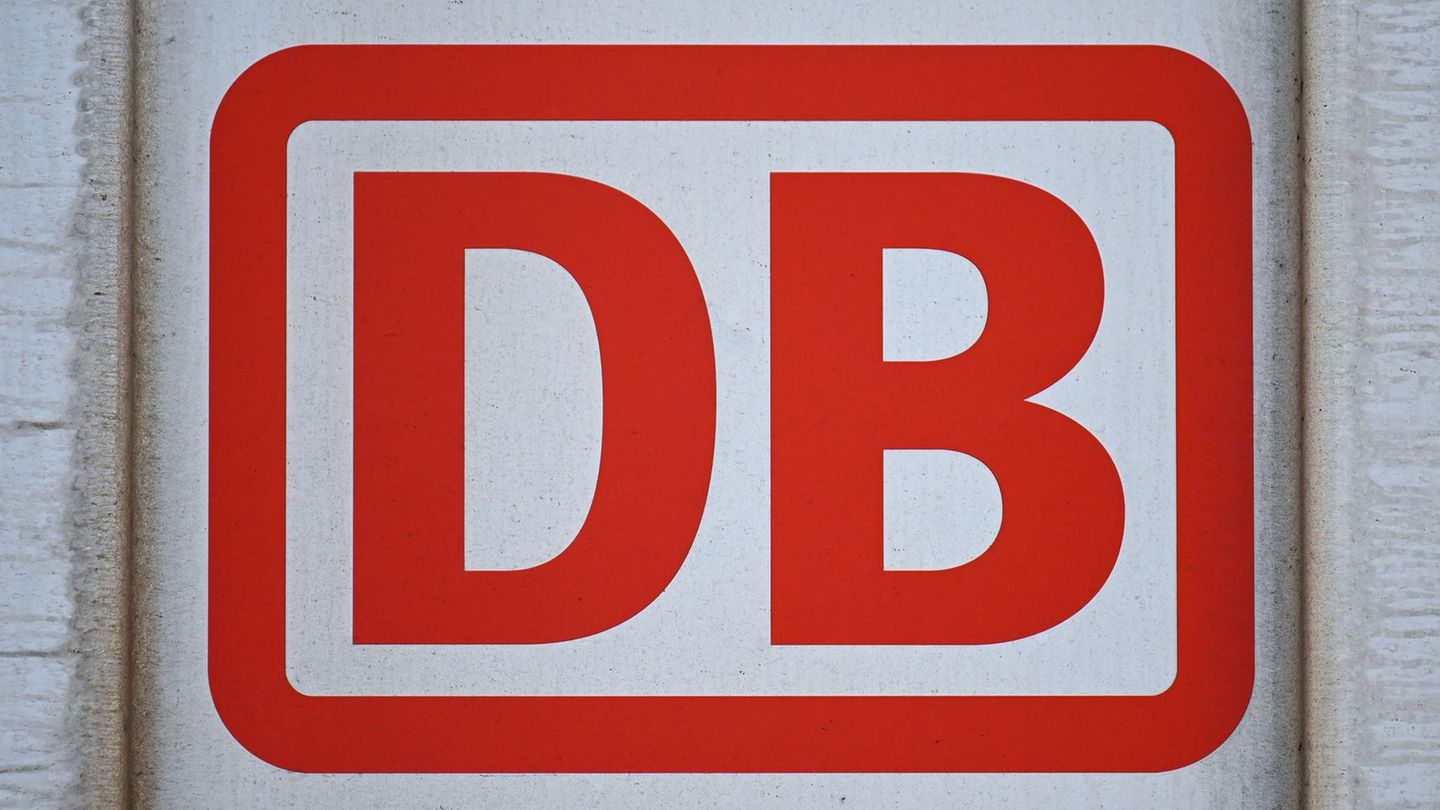 Das rot-weiße Logo der Bahn mit den Buchstaben "DB"