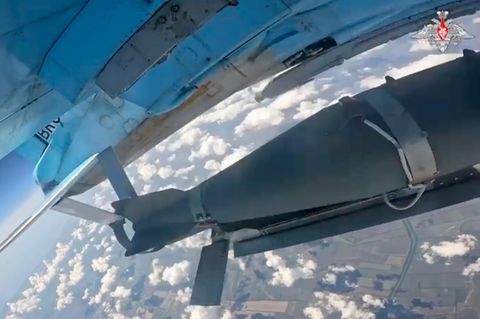 Eine gleitgelenkte Bombe, die von einem russischen Luftwaffenjet an einem nicht näher bezeichneten Ort abgeworfen wird
