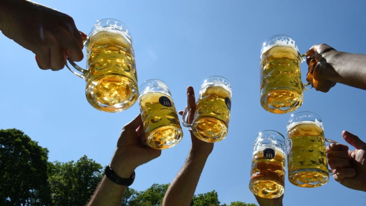 Besucher in Biergarten