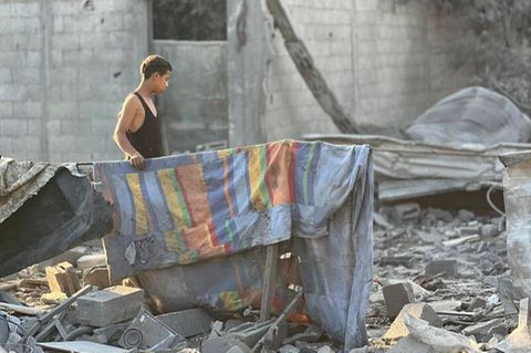 Ein Mann begutachtet im Gazastreifen die Schäden nach einem israelischen Nachtangriff auf Nuseirat (Archivbild)