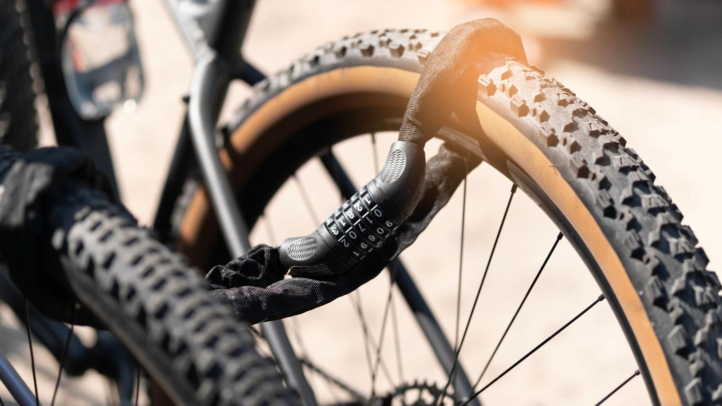 Dealnews: mit einem Kettenschloss gesichertes Mountainbike