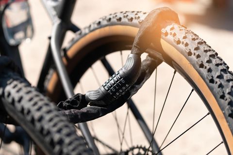 Dealnews: mit einem Kettenschloss gesichertes Mountainbike