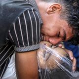 Bruder weint um seinen toten Bruder