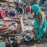 Junge Frau in Al-Mawasi nahe Rafah