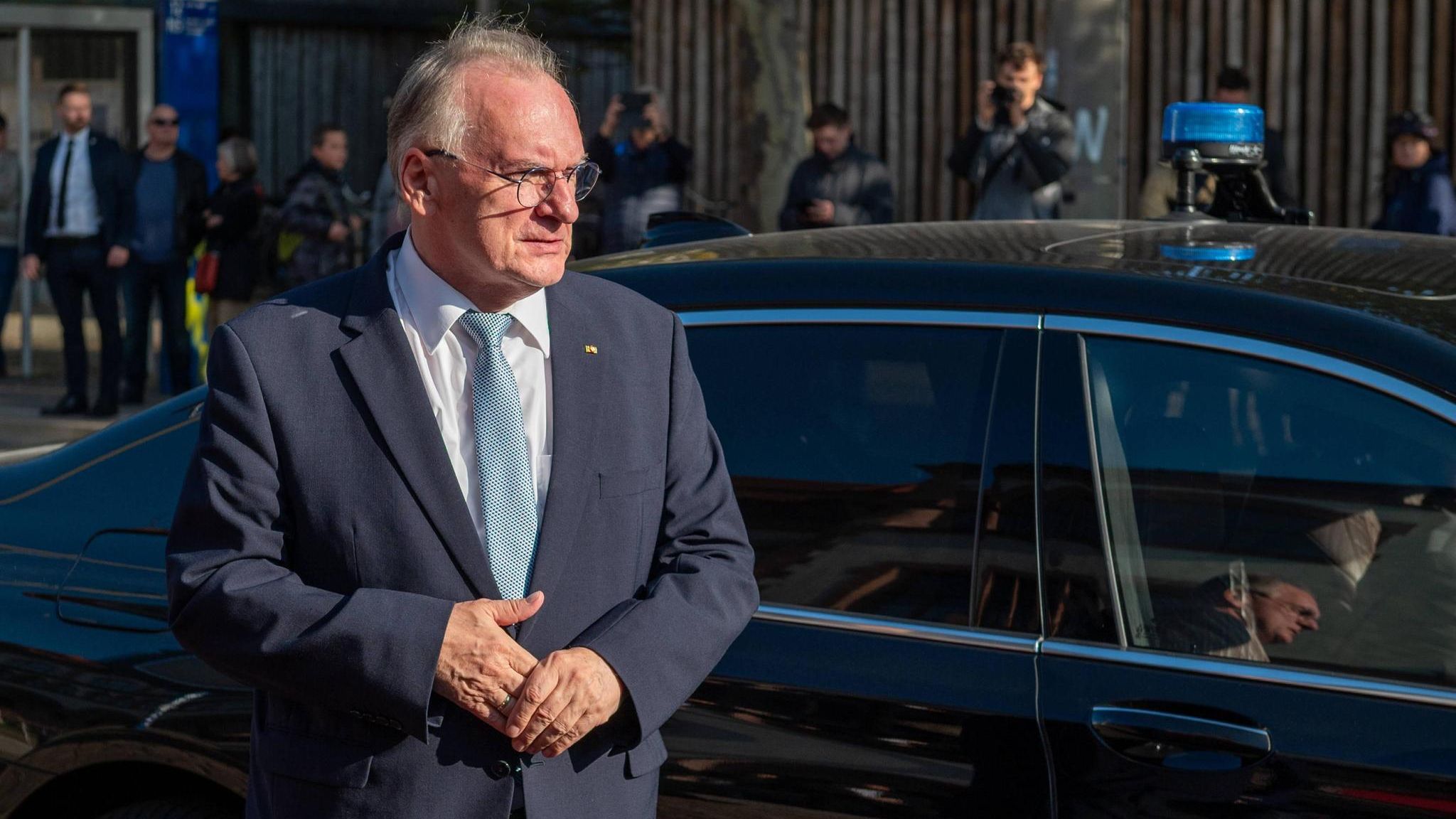 Reiner Haseloff vor seinem Dienstauto