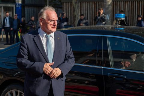 Reiner Haseloff vor seinem Dienstauto