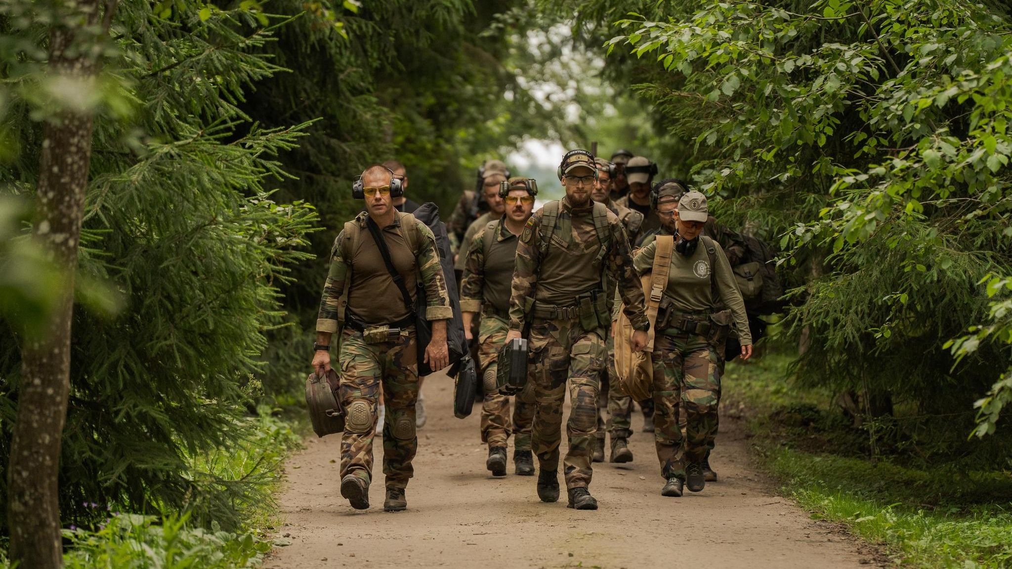 Soldaten laufen einen Waldweg in Litauen entlang