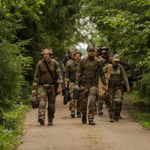 Soldaten laufen einen Waldweg in Litauen entlang