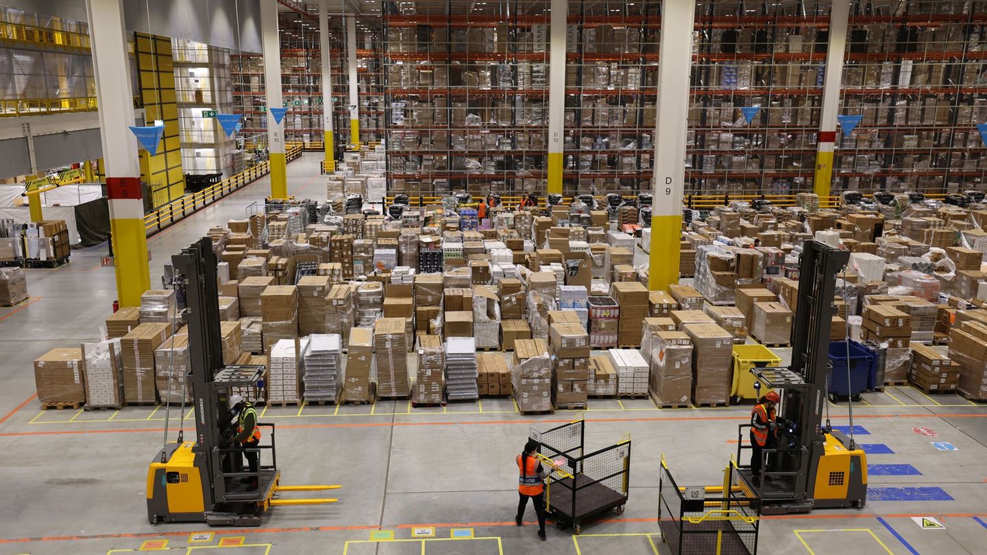 Income: Amazon increases entry -level wages in logistics