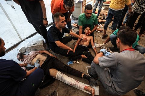 Verletzte eines israelischen Luftangriffs auf dem Boden im Al-Ahli-Krankenhaus in Gaza
