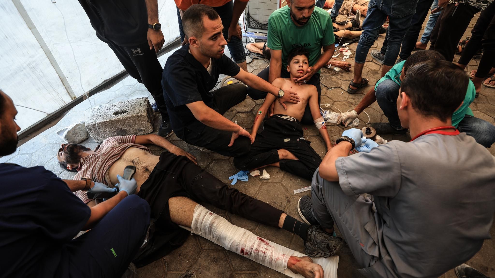 Verletzte eines israelischen Luftangriffs auf dem Boden im Al-Ahli-Krankenhaus in Gaza