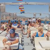 Gleich und gleich gesellt sich gern: Ob auf den Balkonen der Hotelburgen, einem Ausflugsschiff mit Blick in die Bucht