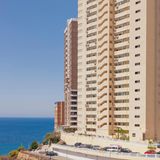 Ein massiver Appartementkomplex an der Küste