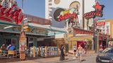 Eine Straßenpromenade mit amerikanisch angehauchten Restaurants