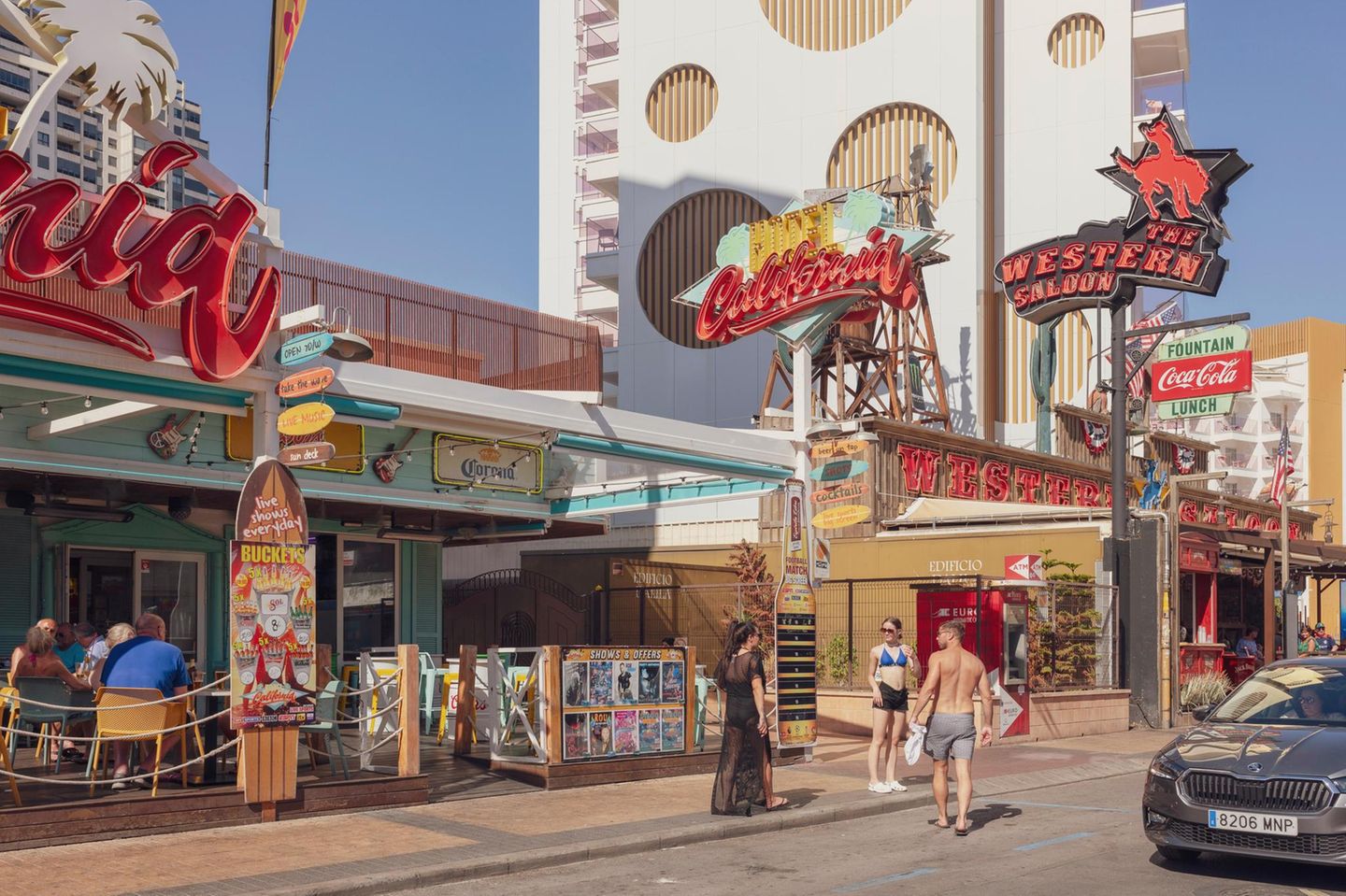 Eine Straßenpromenade mit amerikanisch angehauchten Restaurants