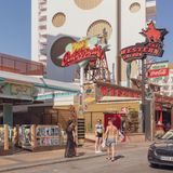 Eine Straßenpromenade mit amerikanisch angehauchten Restaurants