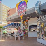 Urlauberinnen sitzen auf der Terrasse eines Restaurants