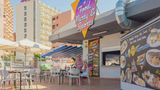 Urlauberinnen sitzen auf der Terrasse eines Restaurants