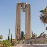 Ein sehr hohes Appartmentgebäude ragt in den Himmel