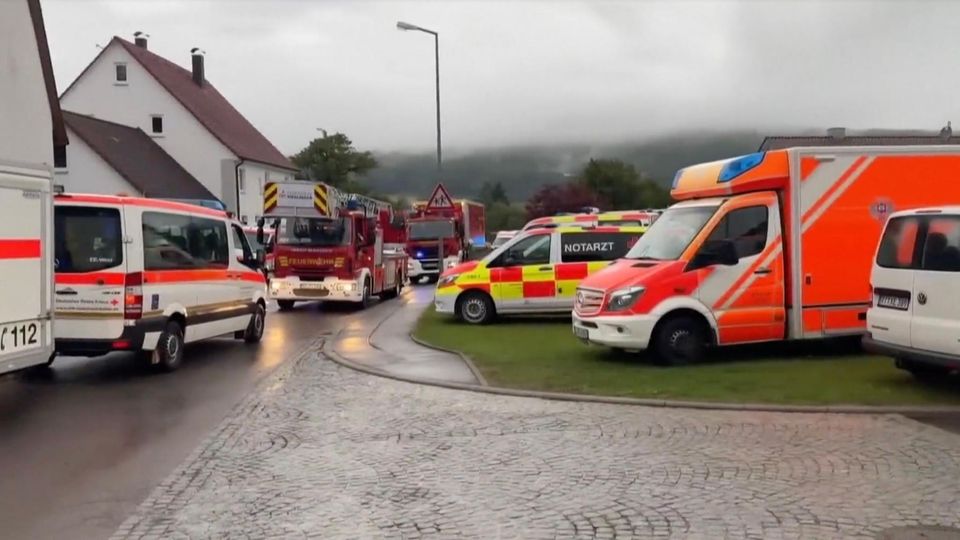 Zahlreiche Krankenwagen und Rettungswagen stehen am Zugunglücksort