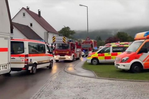 Zahlreiche Krankenwagen und Rettungswagen stehen am Zugunglücksort