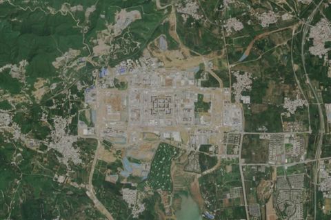 Eine Satellitenaufnahme zeigt ein riesieges Militärbau-Gebiet.