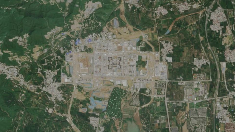 Militärbasis im Bau nahe Peking Eine Satellitenaufnahme zeigt ein riesieges Militärbau-Gebiet.