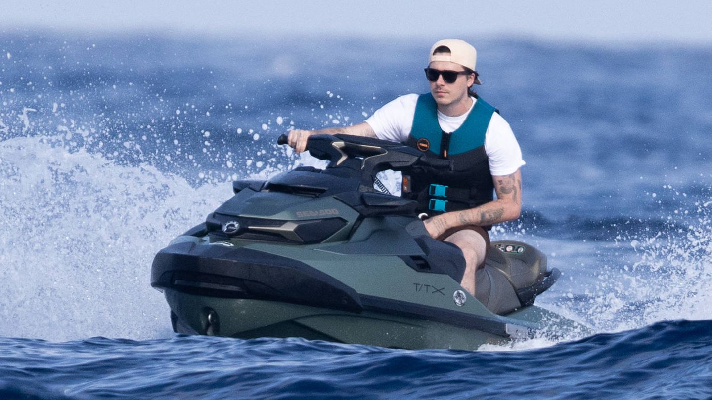 Brooklyn Beckham Delorted with in -laws on super yacht