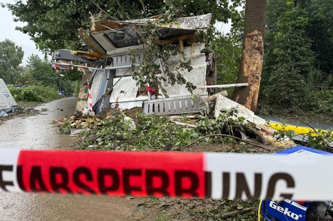 Trümmer sind an der Unfallstelle des Zugunglücks zu sehen.