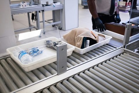 Sicherheitskontrolle an einem Flughafen in Guadeloupe