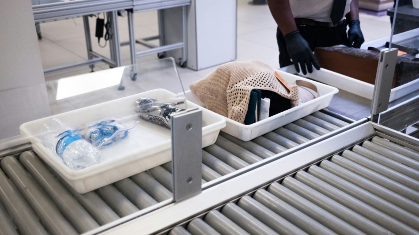 Sicherheitskontrolle an einem Flughafen in Guadeloupe