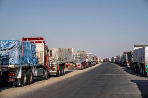 Hilfslieferungen an der Grenze von Rafah nach Gaza. Frankreich kündigte eine Luftbrücke an